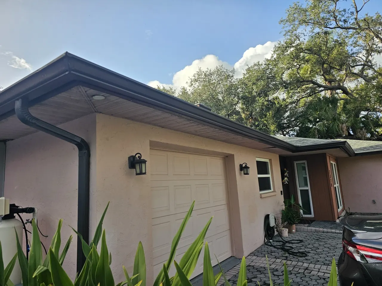 Bronze seamless gutter and downspout on a salmon stucco home