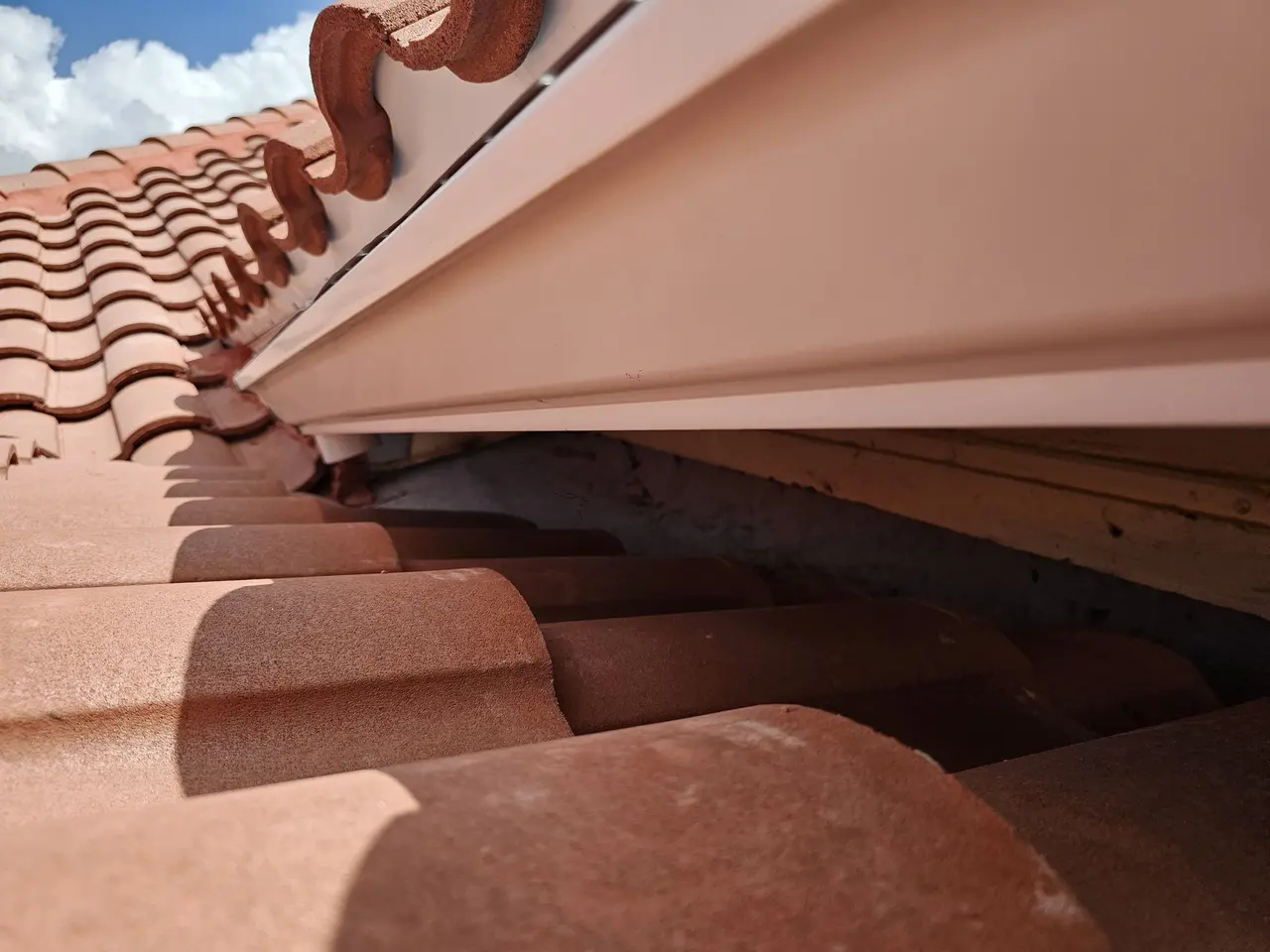 Drip edge and gutter under clay roof tiles